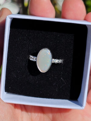 Bague en argent torsadée sertie d'une Opale d'Australie