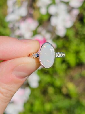 Bague en argent torsadée sertie d'une Opale d'Australie