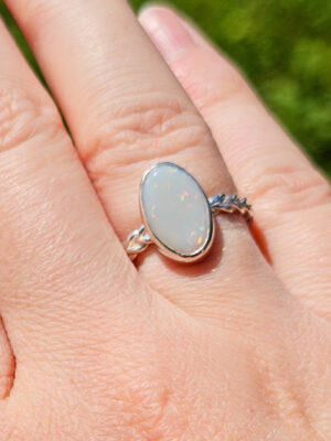 Bague en argent torsadée sertie d'une Opale d'Australie