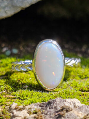 Bague en argent torsadée sertie d'une Opale d'Australie