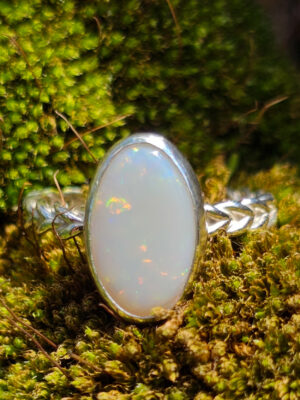 Bague en argent torsadée sertie d'une Opale d'Australie