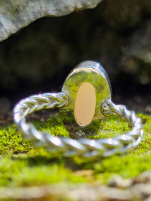 Bague en argent torsadée sertie d'une Opale d'Australie