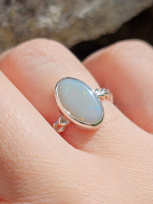 Bague en argent torsadée sertie d'une Opale d'Australie