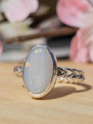 Bague en argent torsadée sertie d'une Opale d'Australie