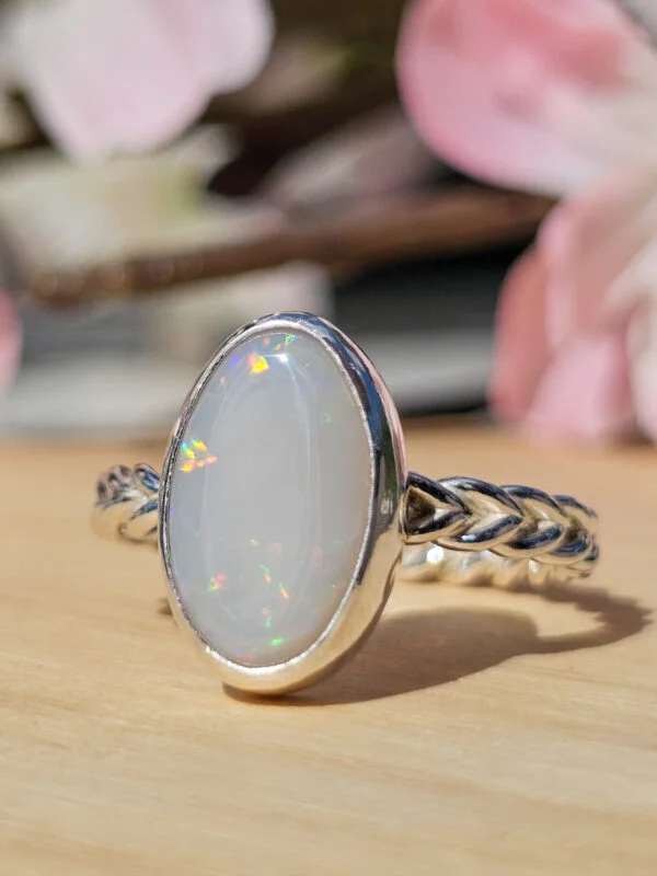 Bague en argent torsadée sertie d'une Opale d'Australie