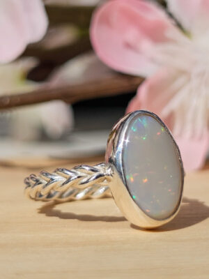 Bague en argent torsadée sertie d'une Opale d'Australie
