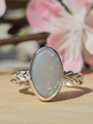 Bague en argent torsadée sertie d'une Opale d'Australie