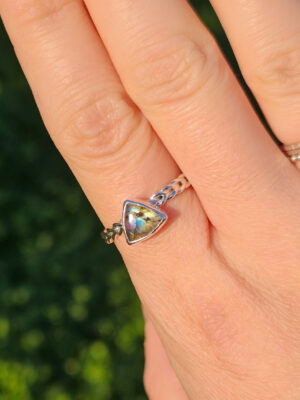 Bague en argent torsadée sertie d'une labradorite de forme triangulaire