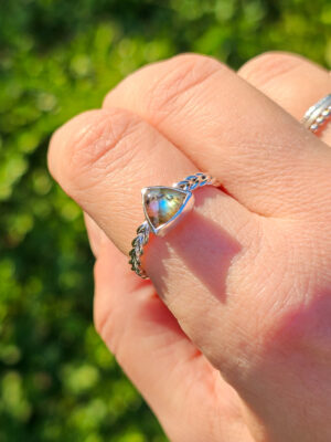 Bague en argent torsadée sertie d'une labradorite de forme triangulaire