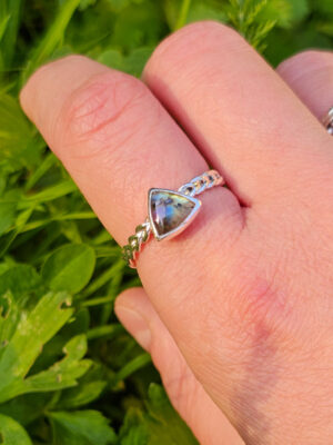 Bague en argent torsadée sertie d'une labradorite de forme triangulaire