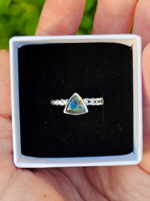 Bague en argent torsadée sertie d'une labradorite de forme triangulaire