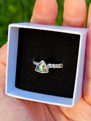 Bague en argent torsadée sertie d'une labradorite de forme triangulaire
