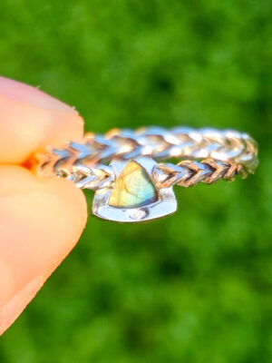 Bague en argent torsadée sertie d'une labradorite de forme triangulaire de derrière