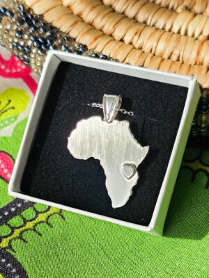 Collier en argent en forme d'Afrique avec un coeur