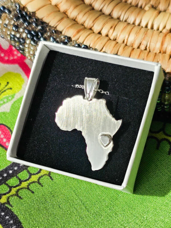 Collier en argent en forme d'Afrique avec un coeur