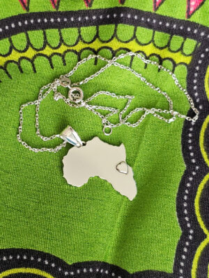 Collier en argent en forme d'Afrique avec un coeur