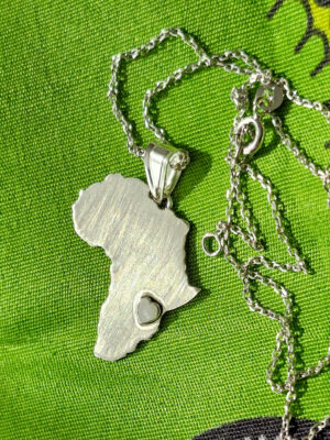 Collier en argent en forme d'Afrique avec un coeur