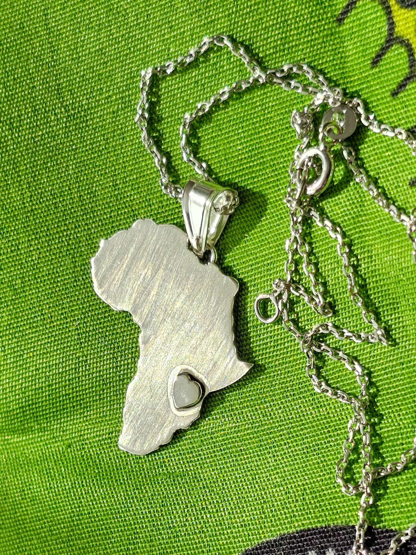 Collier en argent en forme d'Afrique avec un coeur