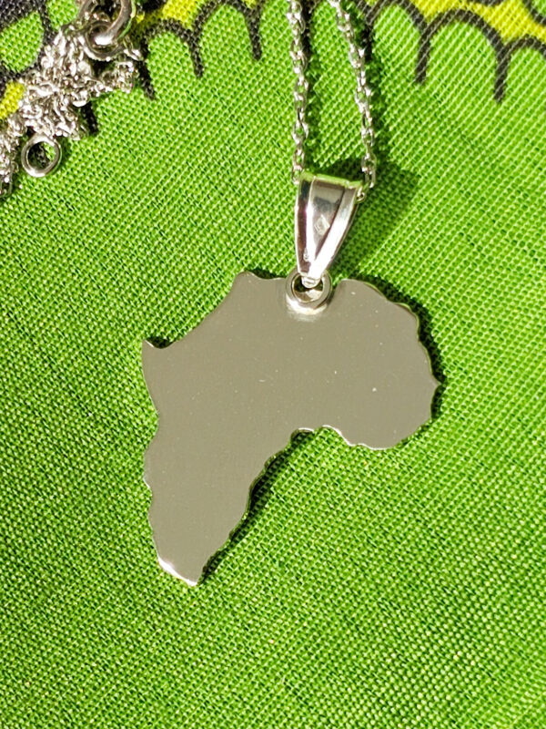 Collier en argent en forme d'Afrique avec un coeur vu de dos