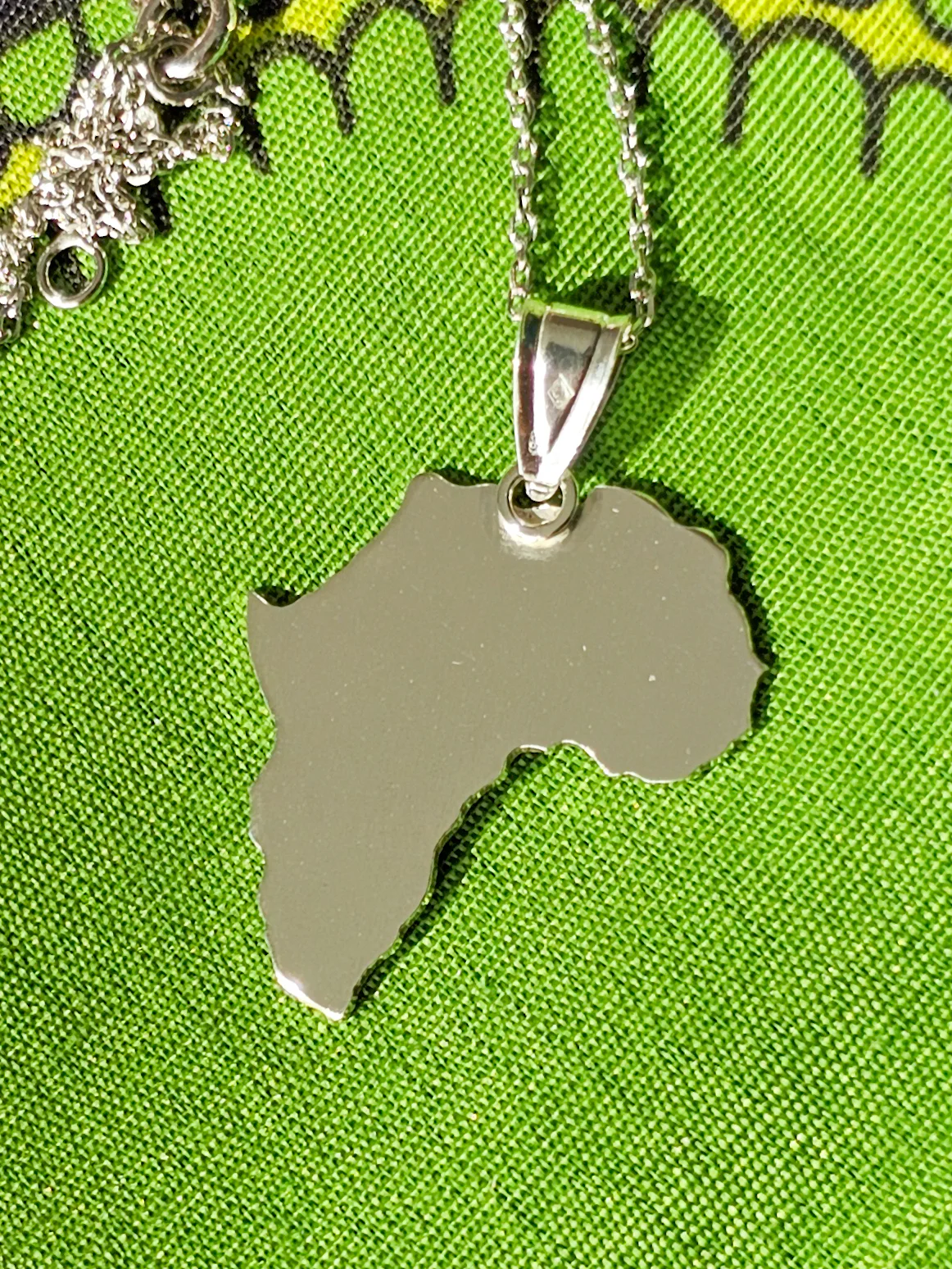 Collier en argent en forme d'Afrique avec un coeur vu de dos