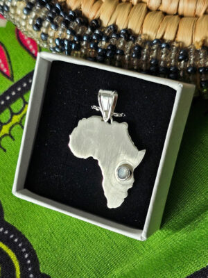 Collier en argent en forme d'Afrique serti d'une pierre de lune