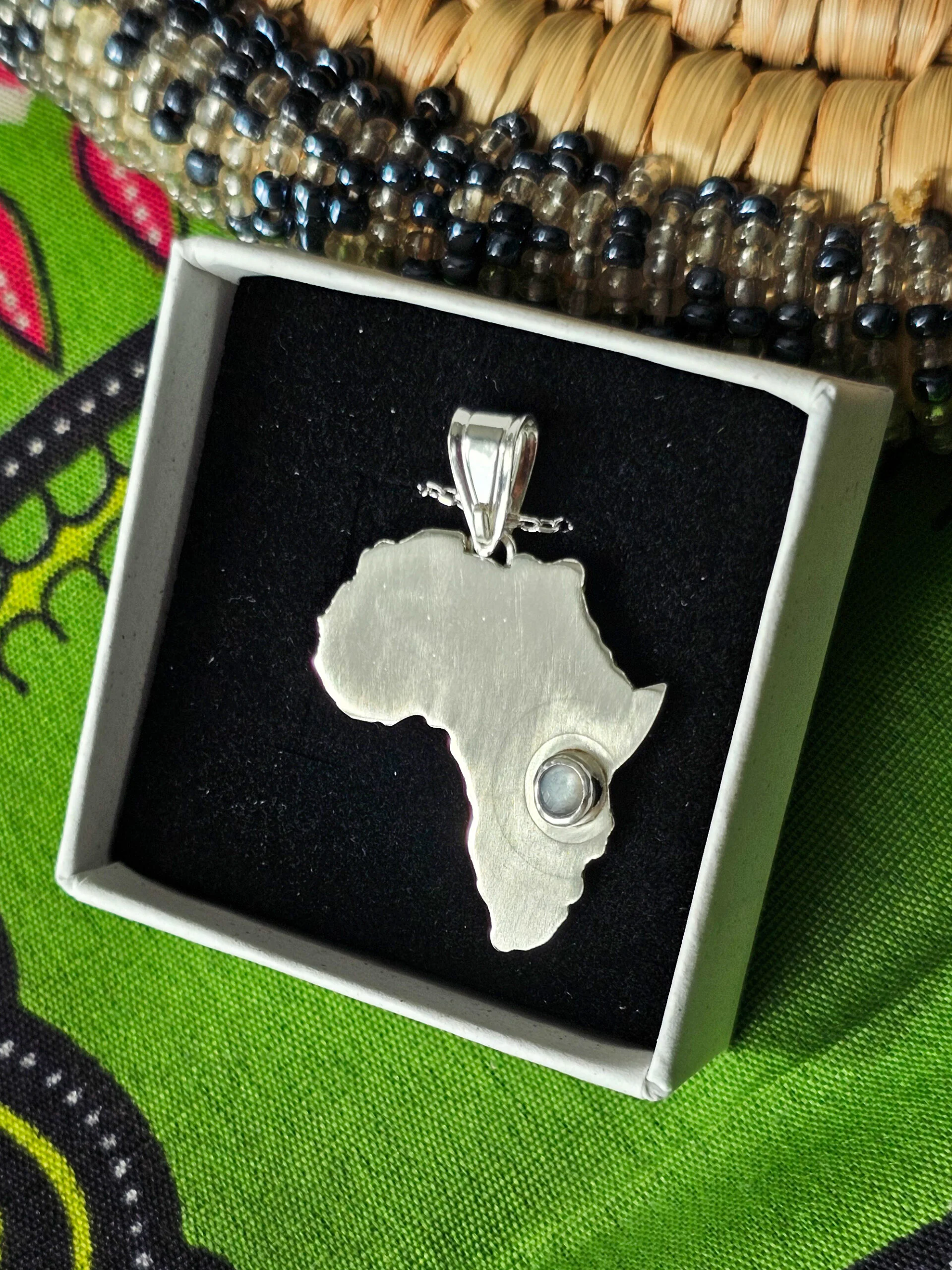Collier en argent en forme d'Afrique serti d'une pierre de lune