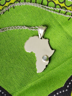 Collier en argent en forme d'Afrique serti d'une pierre de lune