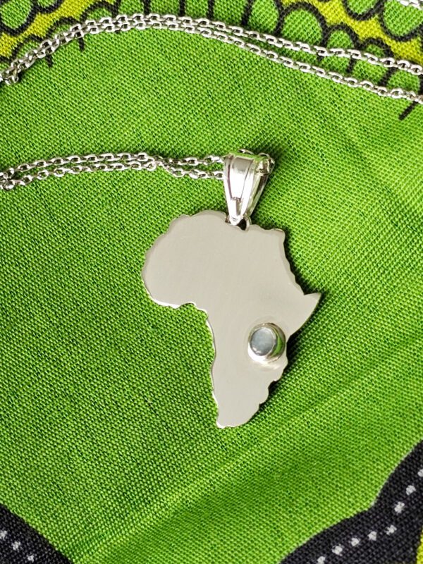Collier en argent en forme d'Afrique serti d'une pierre de lune