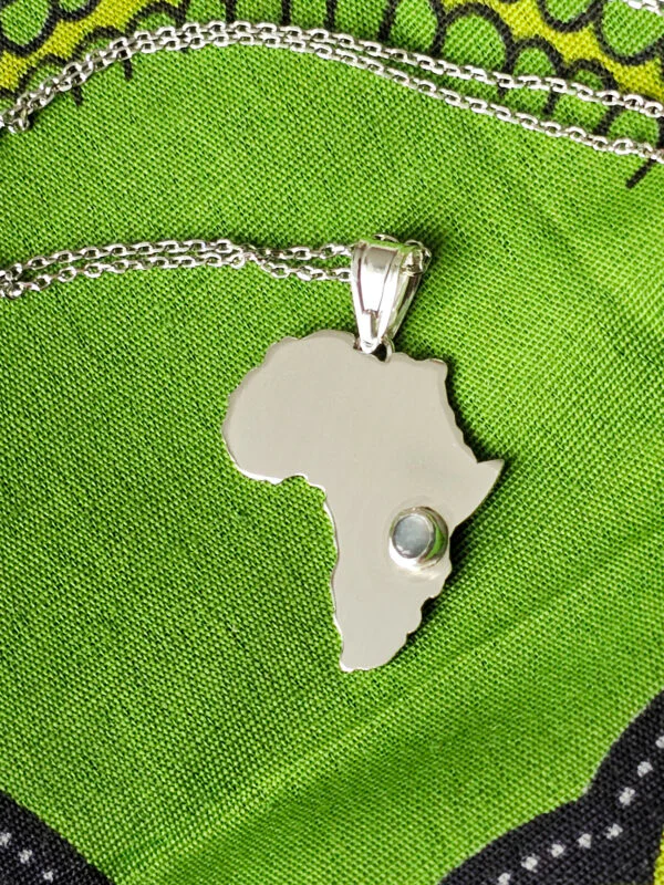 Collier en argent en forme d'Afrique serti d'une pierre de lune