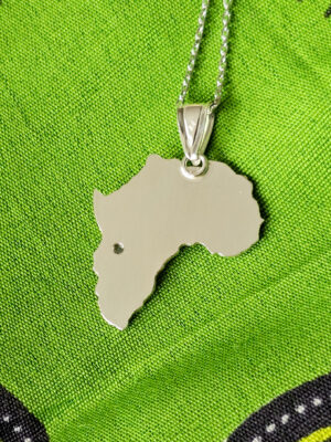 Arrière d'un collier en argent en forme d'Afrique serti d'une pierre de lune