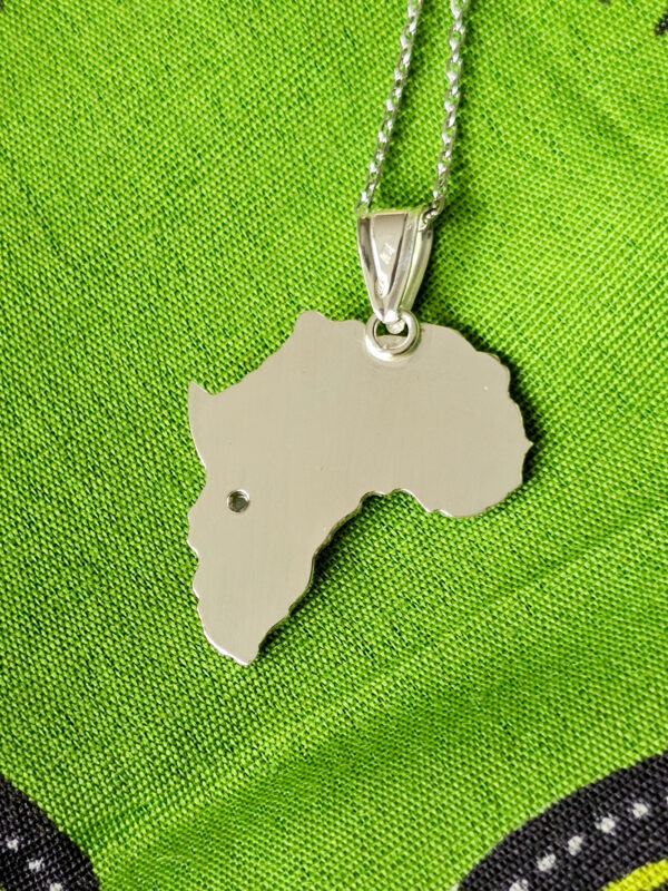 Arrière d'un collier en argent en forme d'Afrique serti d'une pierre de lune