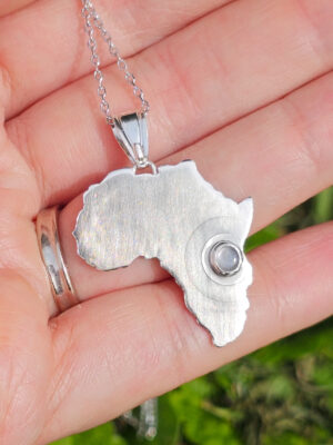 Collier en argent en forme d'Afrique serti d'une pierre de lune
