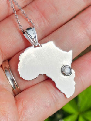 Collier en argent en forme d'Afrique serti d'une pierre de lune