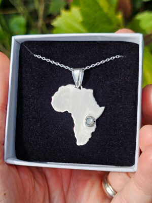 Collier en argent en forme d'Afrique serti d'une pierre de lune