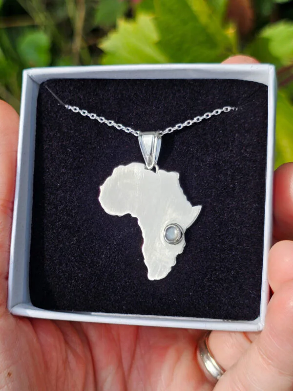 Collier en argent en forme d'Afrique serti d'une pierre de lune