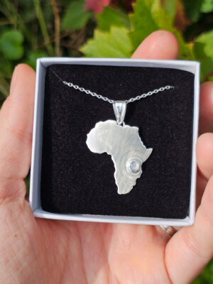 Collier en argent en forme d'Afrique serti d'une pierre de lune