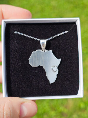 Collier en argent en forme d'Afrique avec un coeur en Tanzanie
