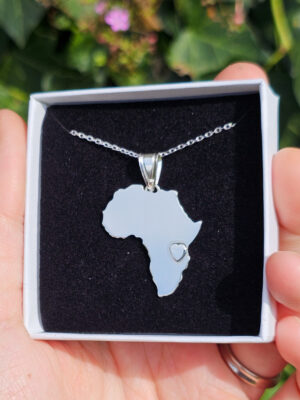 Collier en argent en forme d'Afrique avec un coeur