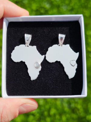 Deux colliers en argent en formes d'Afrique