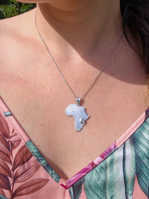 Collier en argent en forme d'Afrique serti d'une pierre de lune