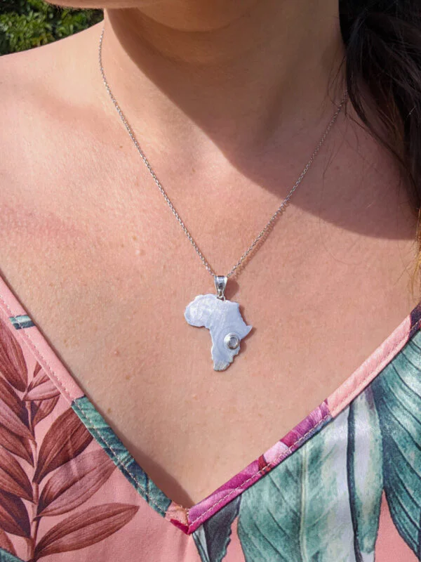 Collier en argent en forme d'Afrique serti d'une pierre de lune