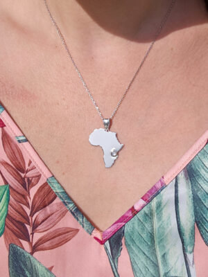 Collier en argent en forme d'Afrique serti d'une pierre de lune