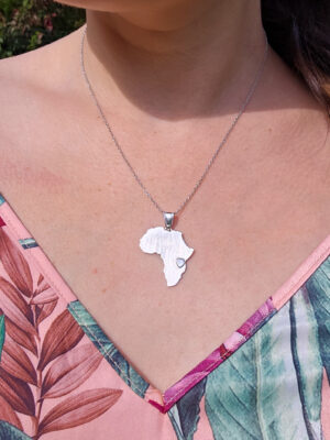 Collier en argent en forme d'Afrique avec un coeur