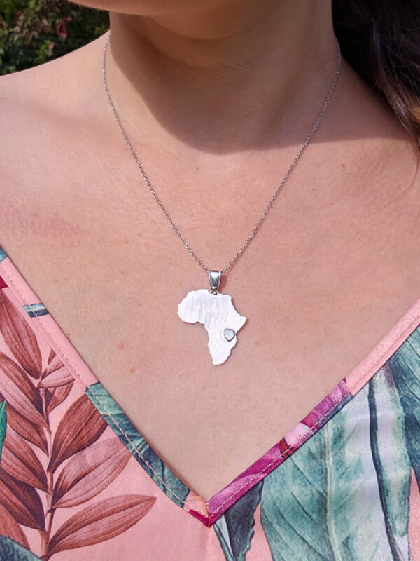Collier en argent en forme d'Afrique avec un coeur