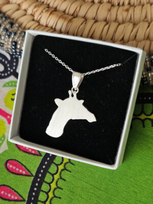 Collier en argent en forme de girafe vu de derrière