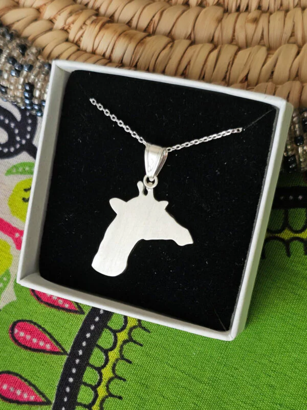 Collier en argent en forme de girafe vu de derrière