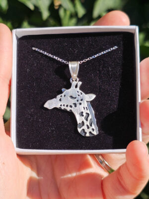 Collier en argent en forme de girafe