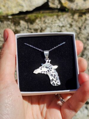 Collier en argent en forme de girafe