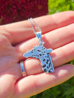 Collier en argent en forme de girafe
