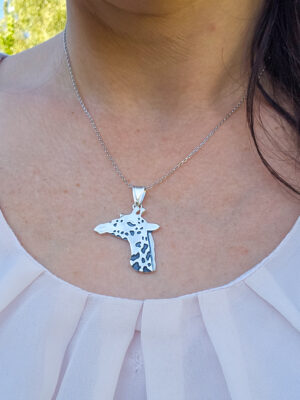 Collier en argent en forme de girafe
